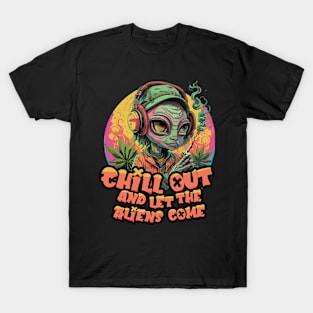 Extraterrestrial Vibe: Cool Alien smoking phrase "chill out and let the Aliens come" T-Shirt